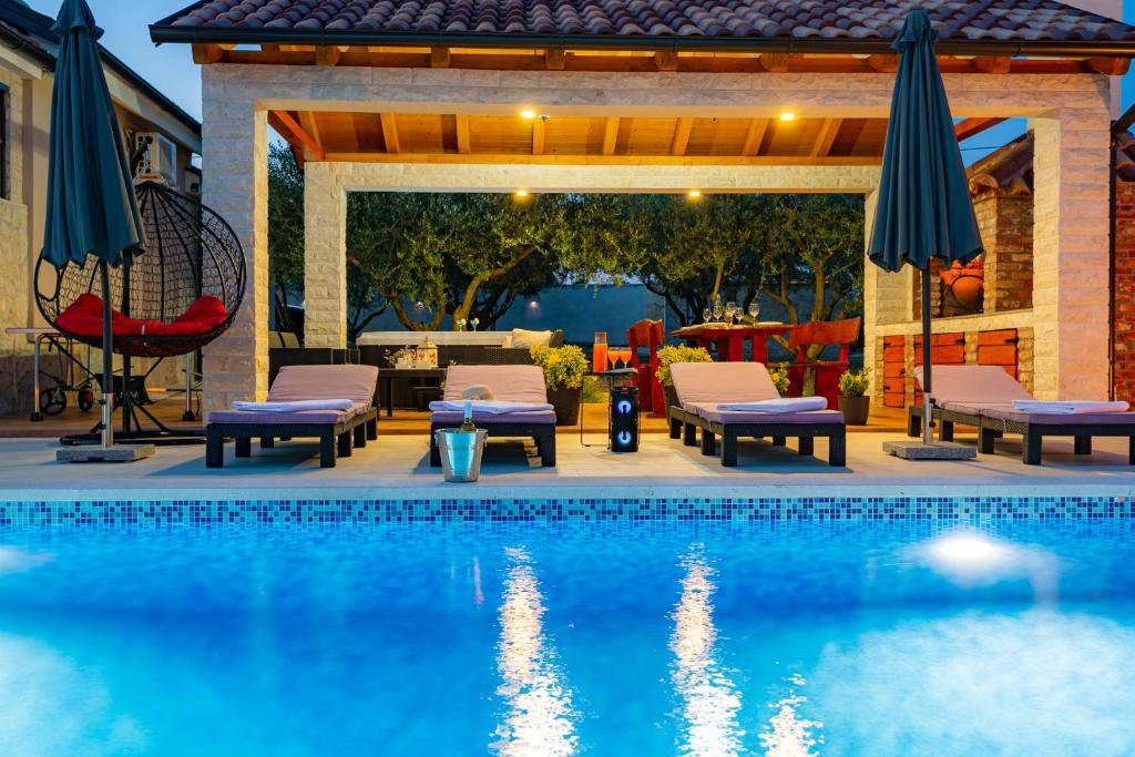 Bazén v ubytování Villa Lorema-pet friendly on 5000 sqm garden,pool, jacuzzi, billiard&PS5 nebo v jeho okolí