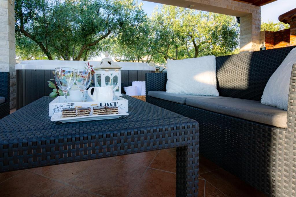 Posezení v ubytování Villa Lorema-pet friendly on 5000 sqm garden,pool, jacuzzi, billiard&PS5