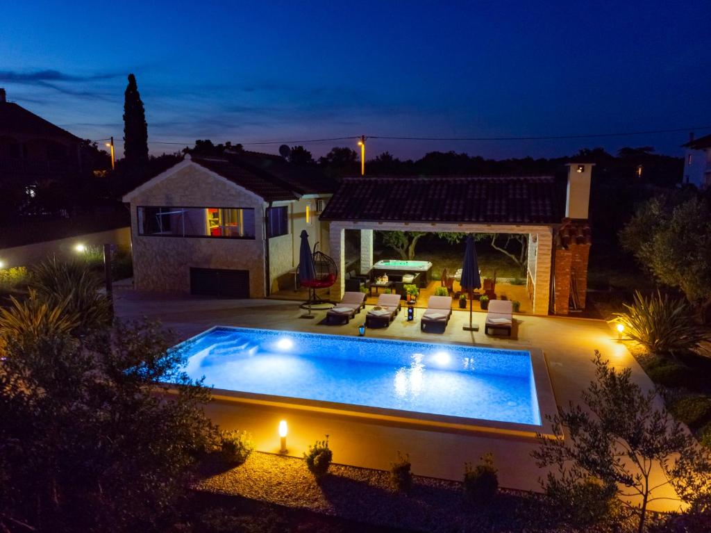 Výhľad na bazén v ubytovaní Villa Lorema-pet friendly on 5000 sqm garden,pool, jacuzzi, billiard&PS5 alebo v jeho blízkosti
