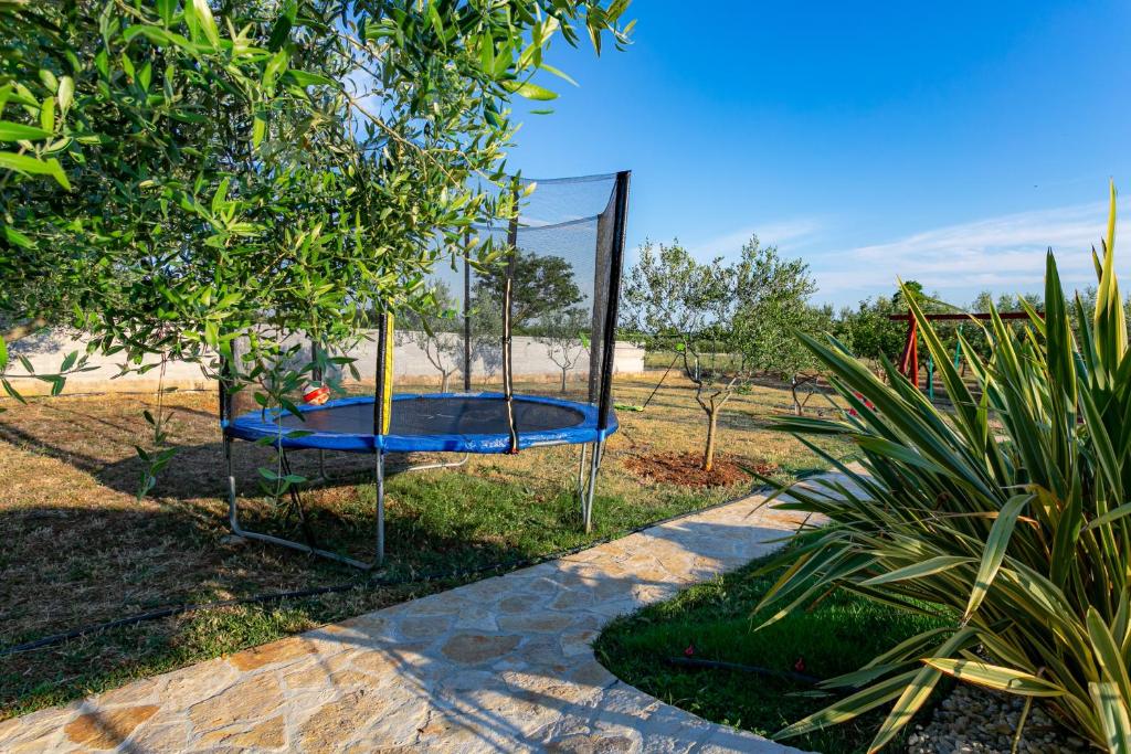 Zahrada ubytování Villa Lorema-pet friendly on 5000 sqm garden,pool, jacuzzi, billiard&PS5