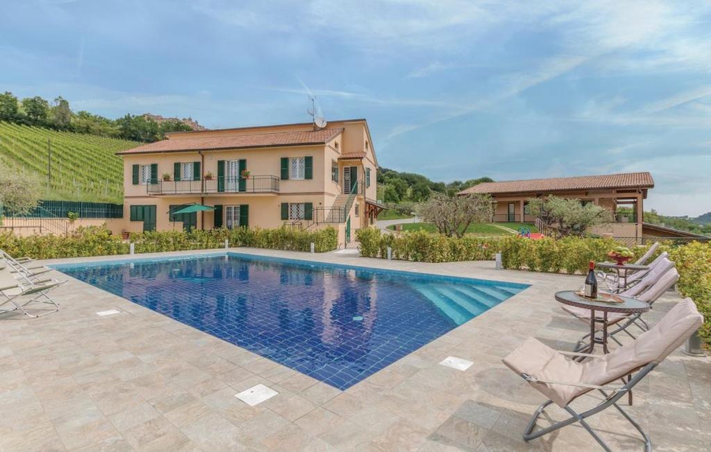 une villa avec une piscine et une maison dans l'établissement Le Vigne di Clementina Fabi, à Montedinove