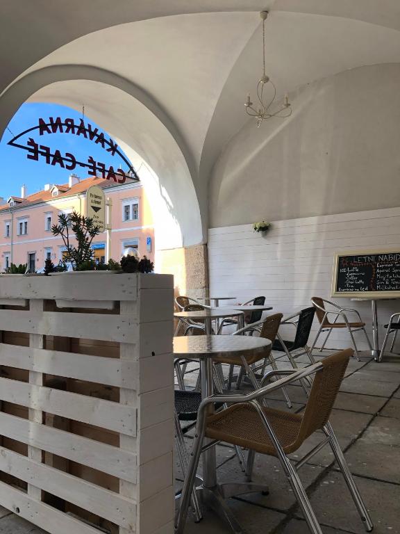 a group of tables and chairs in a patio at Apartmány CAFÉ-CAFÉ in Jičín
