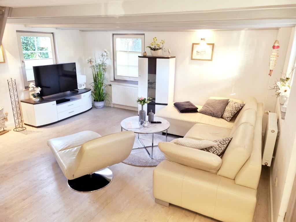 un soggiorno con divano e TV di Haus Findling a Zingst
