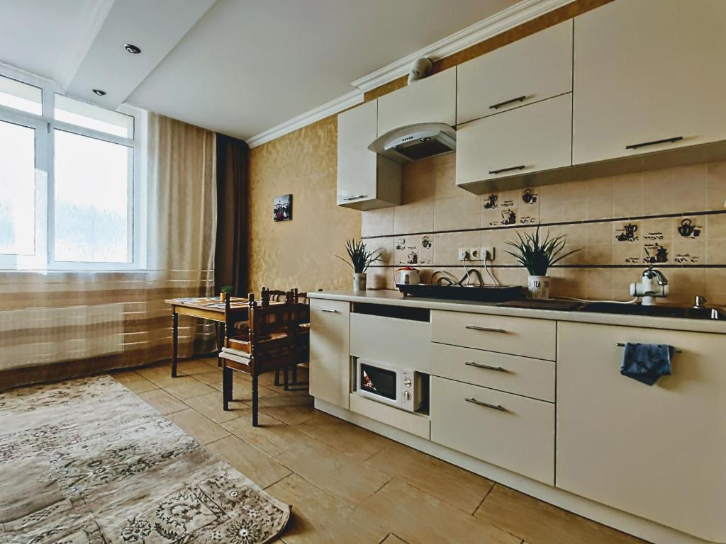 Dapur atau dapur kecil di Уютная квартира с панорамой города