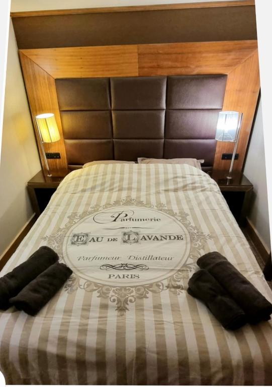 Postel nebo postele na pokoji v ubytování Chambre Hôtel Ibiza Spa - Hammam - Jacuzzis - Piscine Chauffée