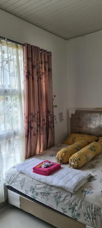 Postel nebo postele na pokoji v ubytování Bandar Lampung Villa