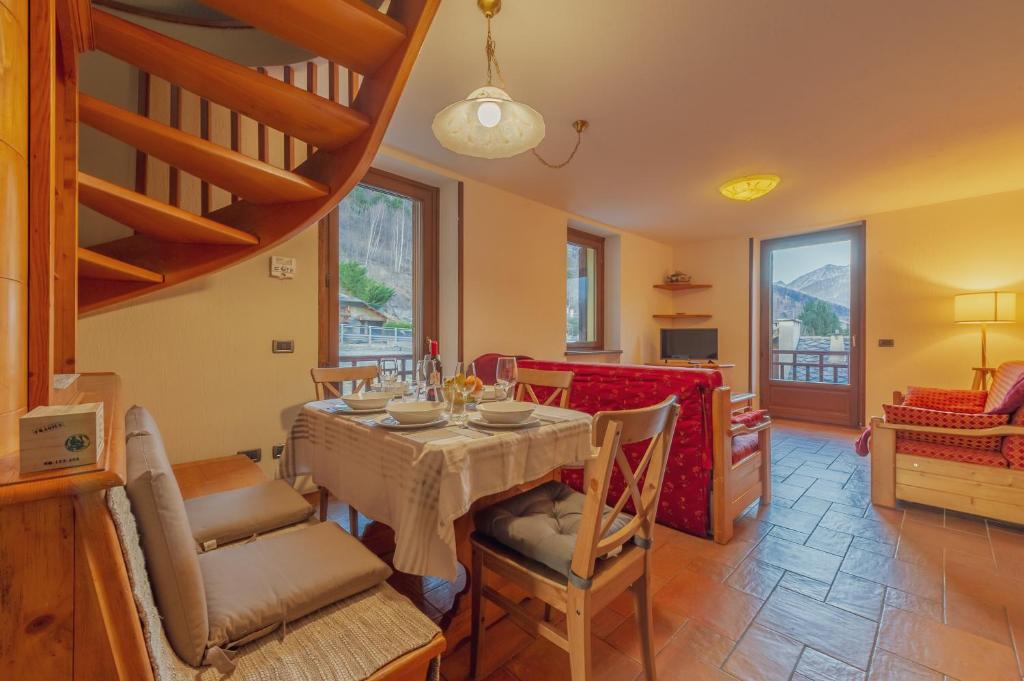a dining room with a table and chairs at CHALET PONTAL 5 - Relax e vista sulle montagne - COUR 0145 in Entrèves