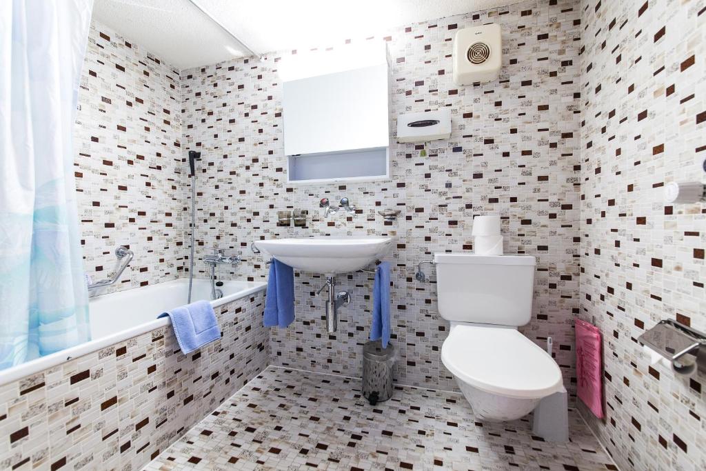 
Ein Badezimmer in der Unterkunft Hotel Piz Tambo
