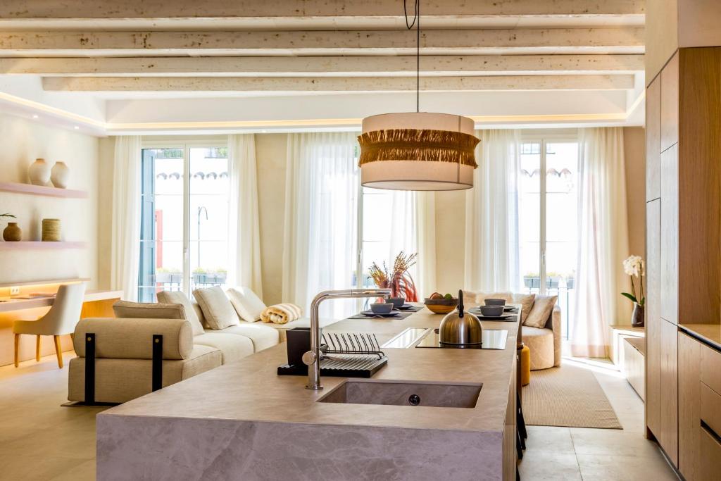 cocina y sala de estar con sofá y mesa en Apartamento Seis Lunas PA, en Marbella