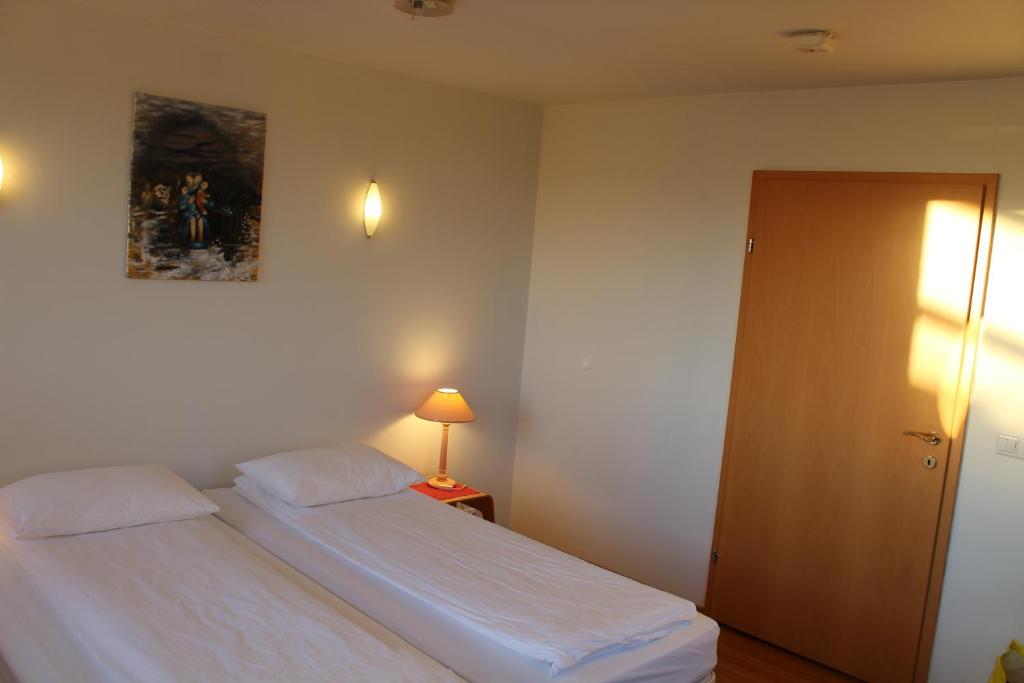 Postel nebo postele na pokoji v ubytování Gauksmýri guesthouse lodge