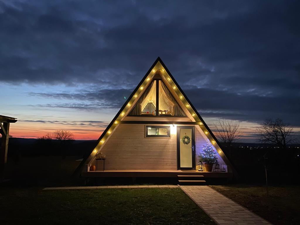 ein kleines Haus mit seitlicher Beleuchtung in der Unterkunft Woodparadise in Nagyrada