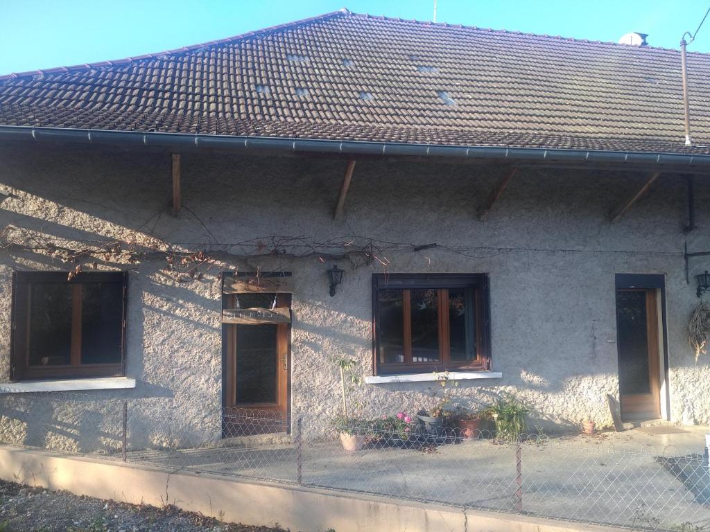 ein Haus mit zwei Fenstern und einem Dach in der Unterkunft chez Domi Syl gite nature in Colonne