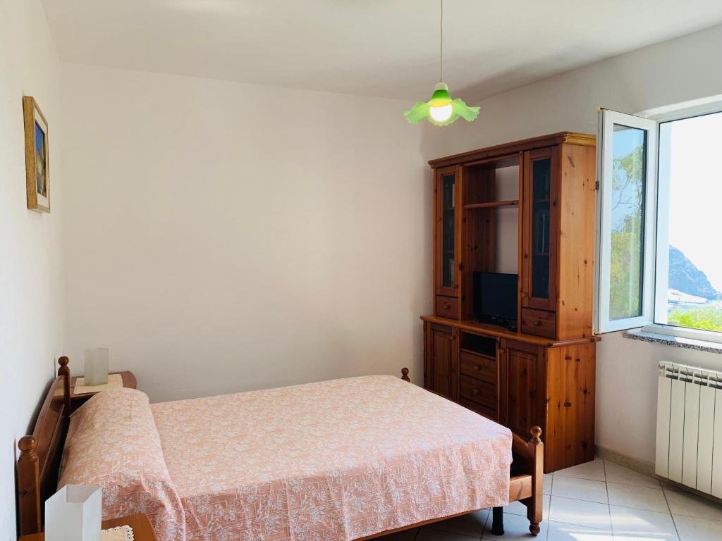 A bed or beds in a room at Pensione Casa Verde