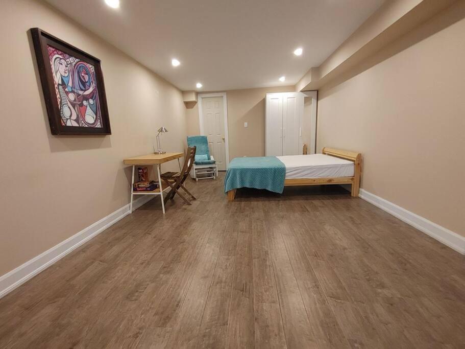 Studio Unit Wifi Roku 4K TV Ensuite Laundry Free Parking - Housity