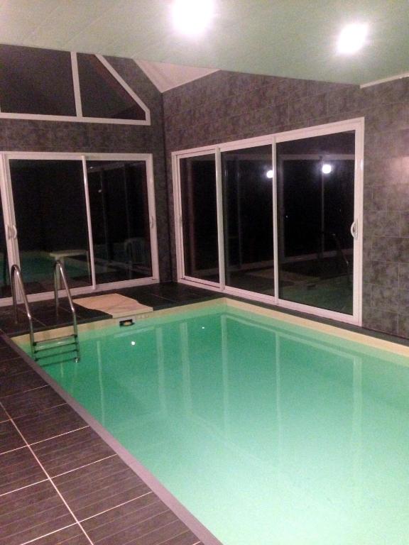 Bazén v ubytování gîte Les Ajoncs - Closeries du Golfe nebo v jeho okolí