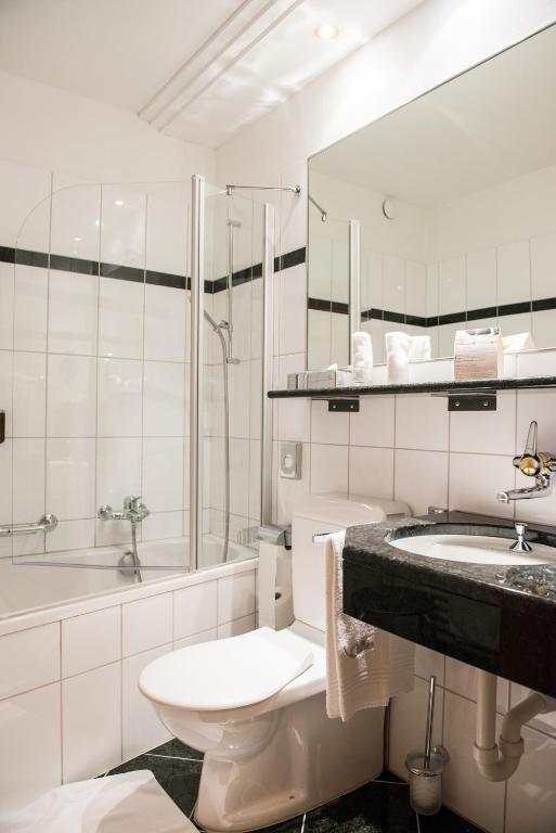 Koupelna v ubytování Posthotel Valbella