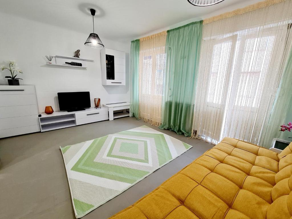 a living room with a couch and a television at Cómodo apartamento cerca del mar in Santa Pola
