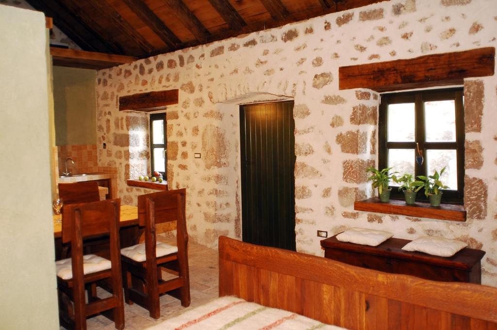 ein Raum mit einem Tisch und Stühlen in einem Raum in der Unterkunft Stone House Varoš in Starigrad-Paklenica