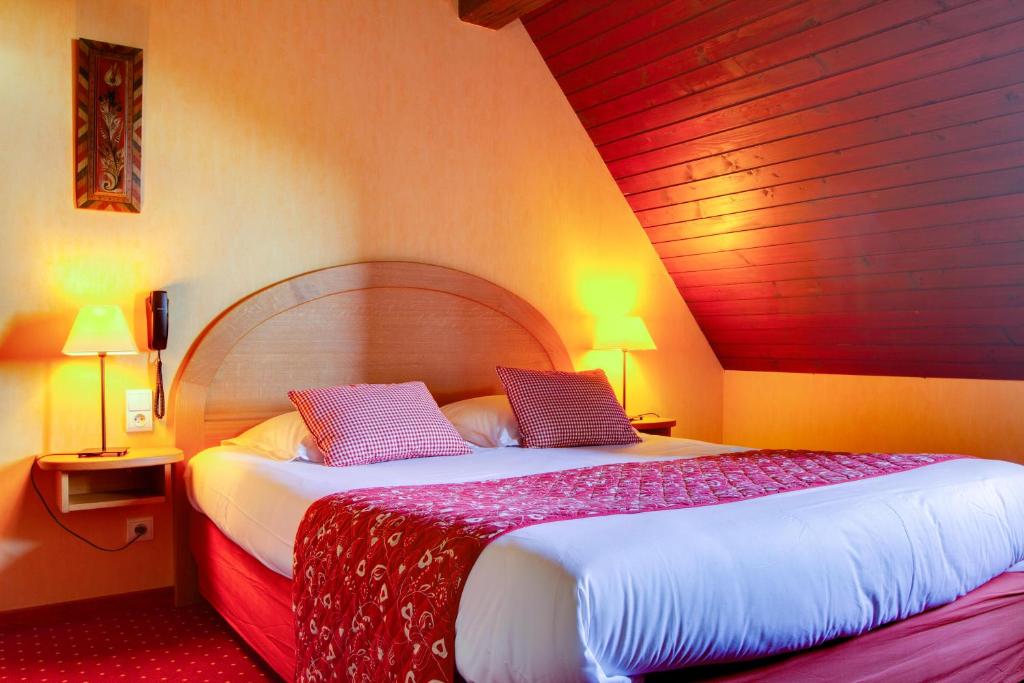 Postel nebo postele na pokoji v ubytování Hotel Restaurant Faller Emmebuckel