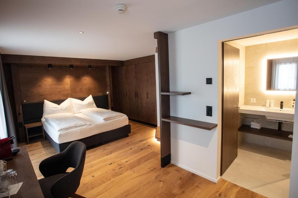 Postel nebo postele na pokoji v ubytování Posthotel Valbella