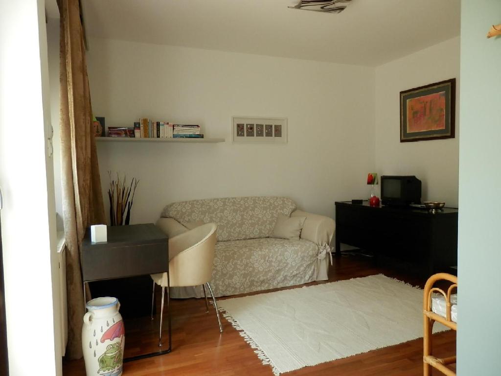 布達厄爾什的住宿－斯奇公寓，客厅配有沙发、桌子和钢琴