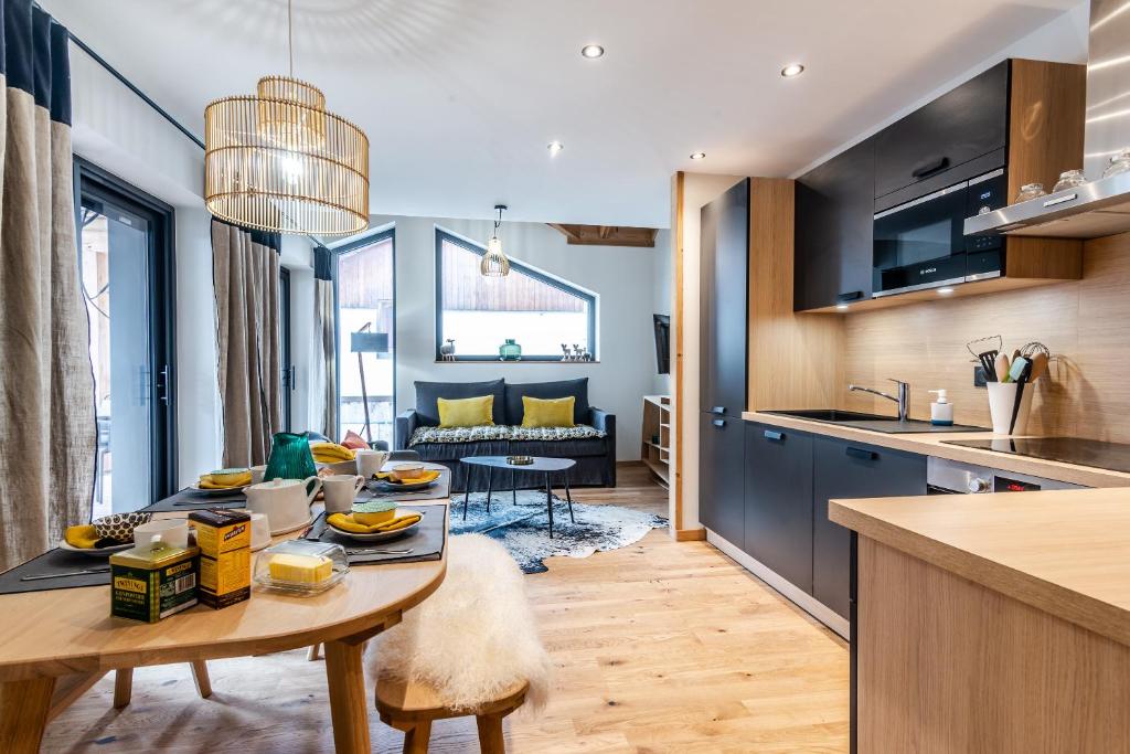 Il comprend une cuisine et un salon avec une table. dans l'établissement Barmes des Mossettes 4, à Morzine