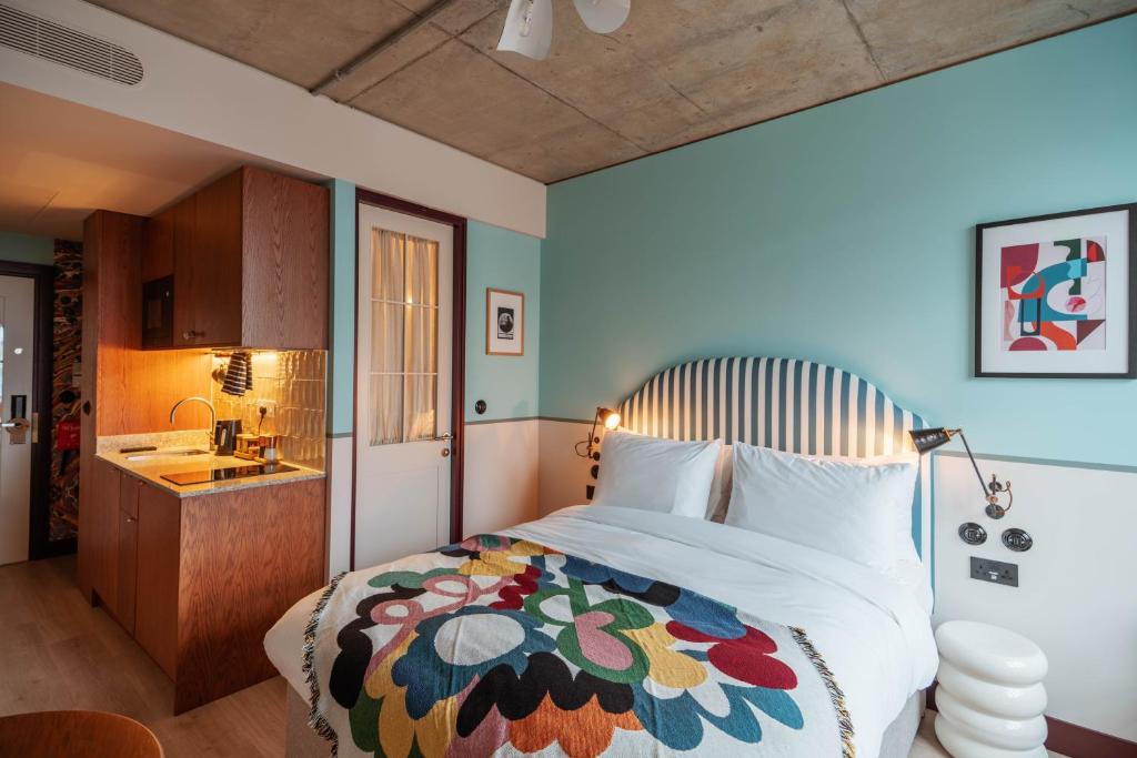 Postel nebo postele na pokoji v ubytování room2 London Chiswick Hometel