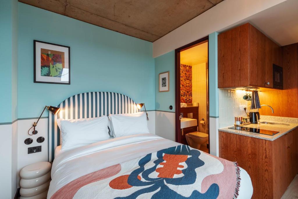 Postel nebo postele na pokoji v ubytování room2 London Chiswick Hometel