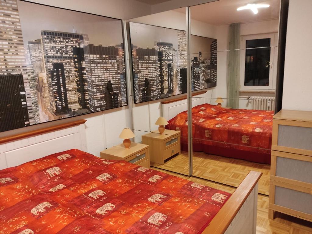 1 Schlafzimmer mit 2 Betten und Stadtblick in der Unterkunft Lotus in Trier