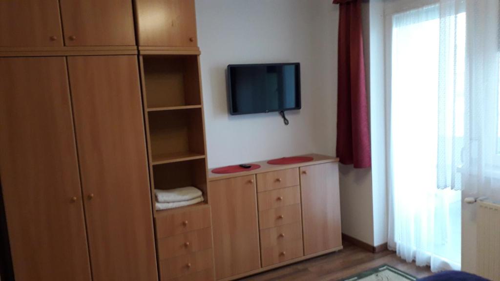 Telewizja i/lub zestaw kina domowego w obiekcie Orchidea Apartman
