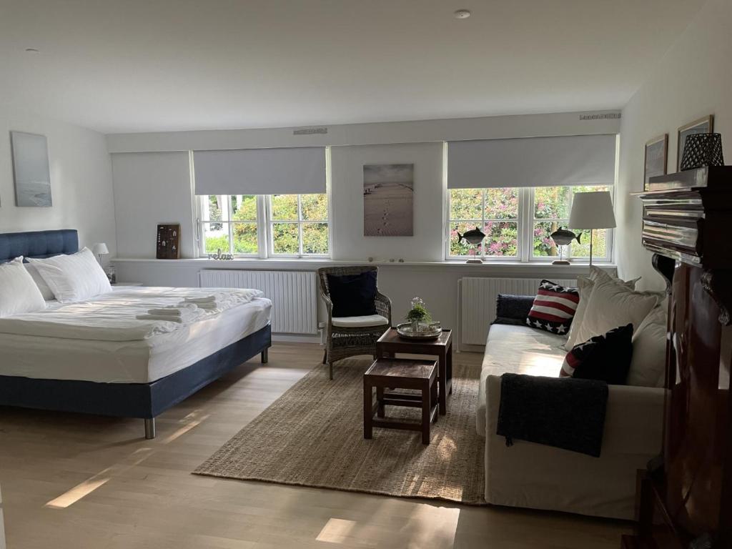 una camera con letto e un soggiorno di Trouville Bed & Breakfast a Hornbæk