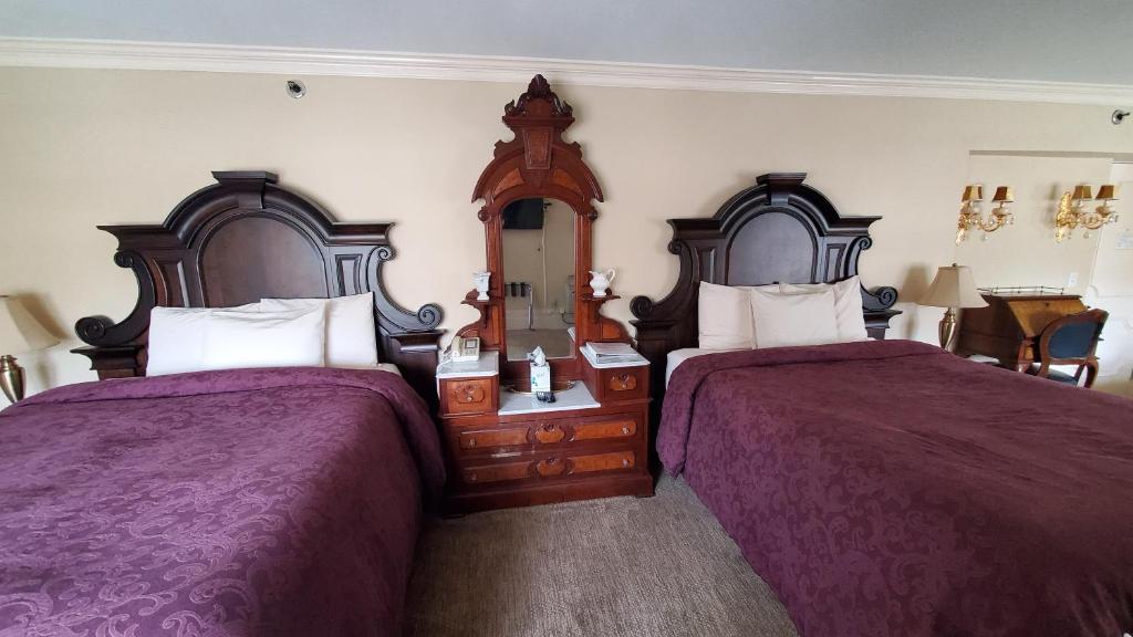 Lowell Inn - Deluxe Queen Room With Two Queen Beds