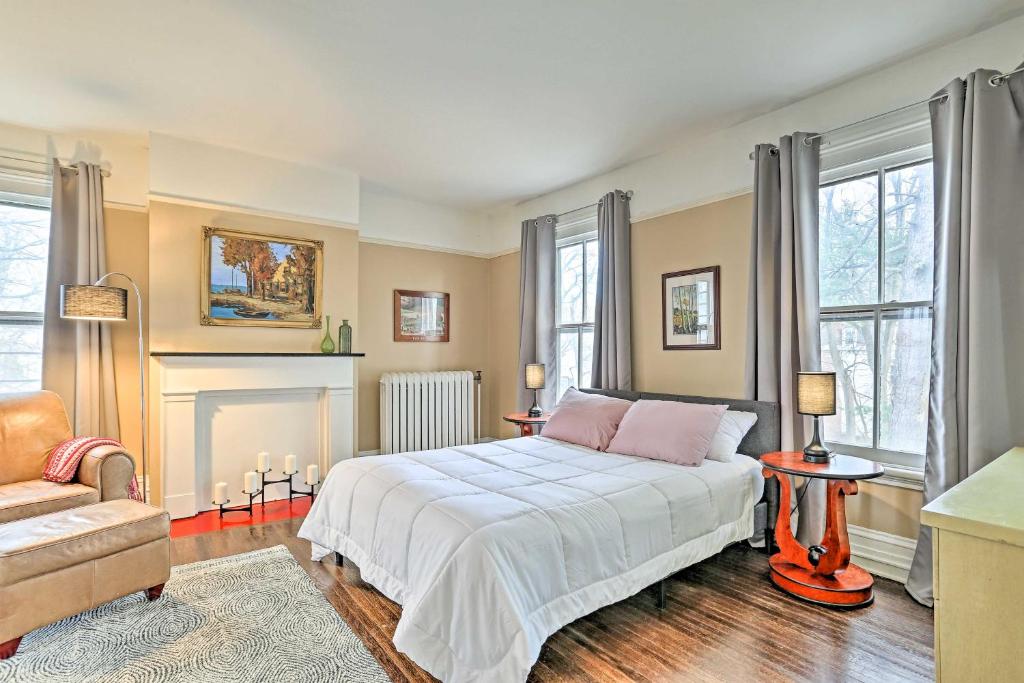 Postelja oz. postelje v sobi nastanitve Historic Poughkeepsie Apt - Walkable Location