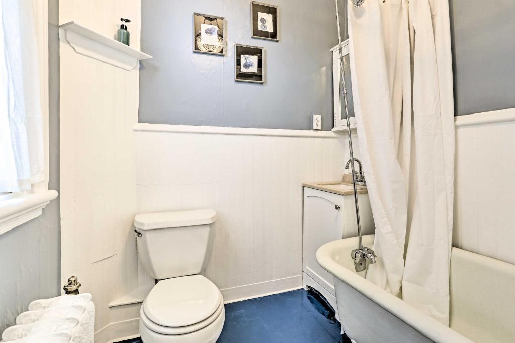 Kopalnica v nastanitvi Historic Poughkeepsie Apt - Walkable Location