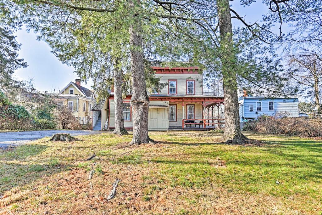 Vrt pred nastanitvijo Historic Poughkeepsie Apt - Walkable Location