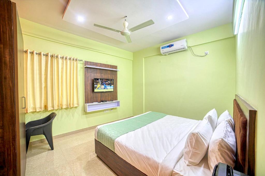 Postel nebo postele na pokoji v ubytování RedKEY Inn Bangalore Airport