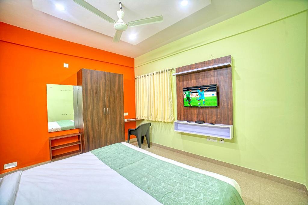 Postel nebo postele na pokoji v ubytování RedKEY Inn Bangalore Airport