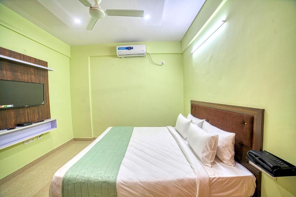 Postel nebo postele na pokoji v ubytování RedKEY Inn Bangalore Airport