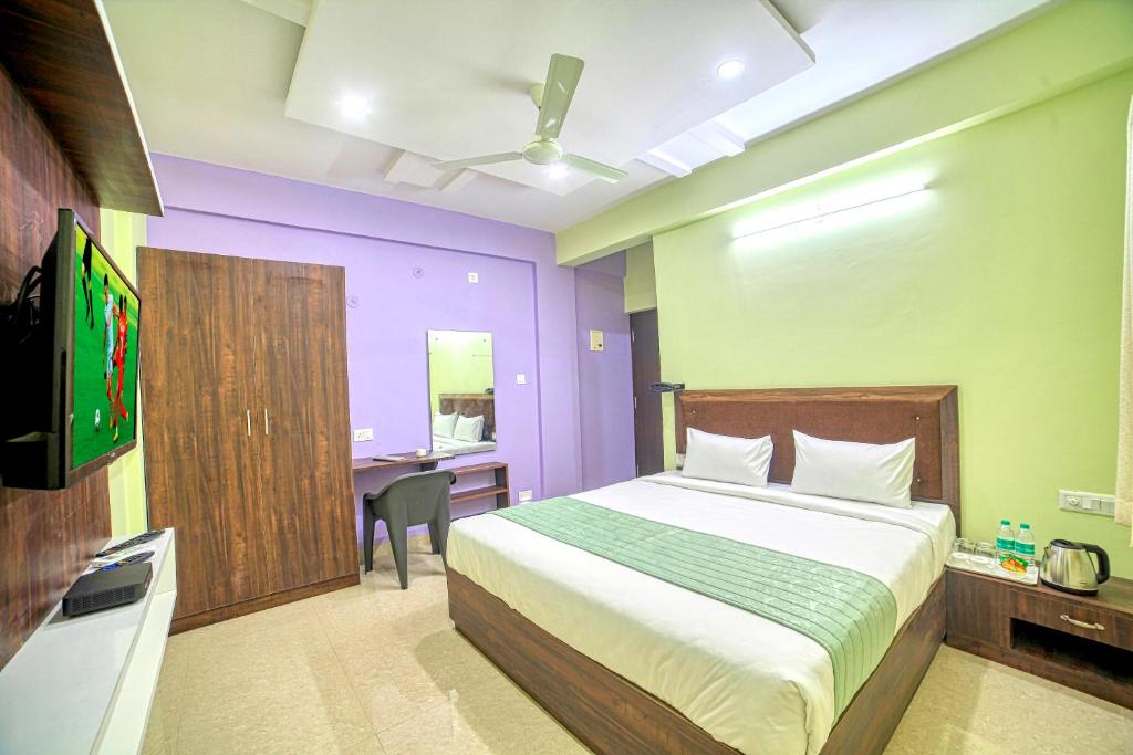 Postel nebo postele na pokoji v ubytování RedKEY Inn Bangalore Airport