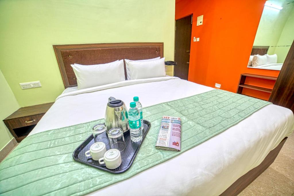 Postel nebo postele na pokoji v ubytování RedKEY Inn Bangalore Airport