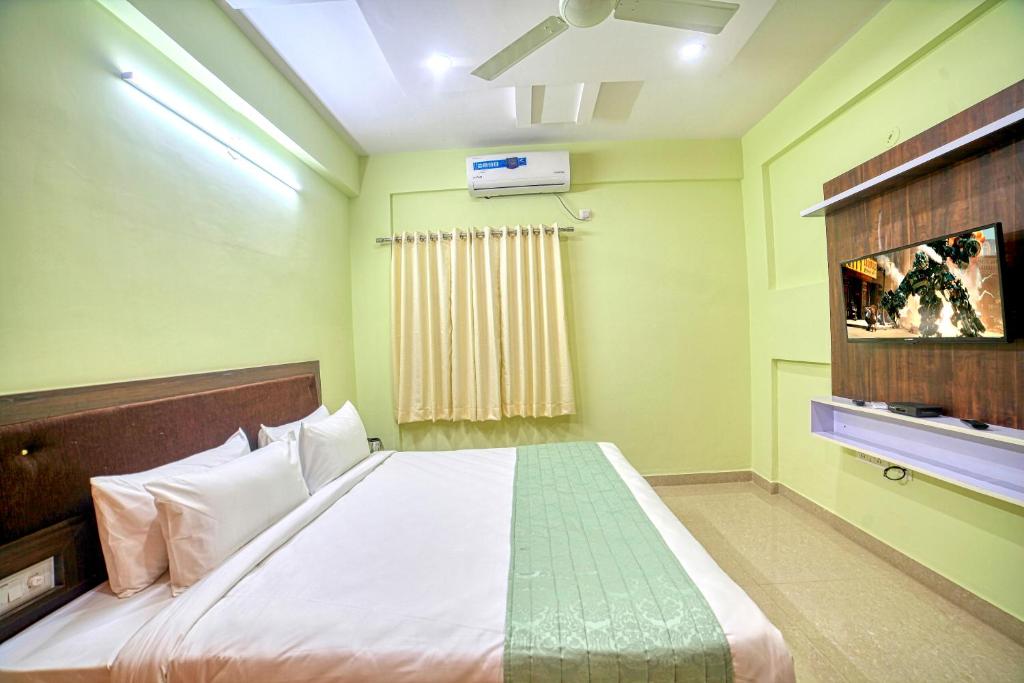 Postel nebo postele na pokoji v ubytování RedKEY Inn Bangalore Airport