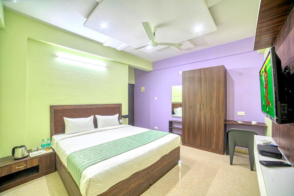 Postel nebo postele na pokoji v ubytování RedKEY Inn Bangalore Airport