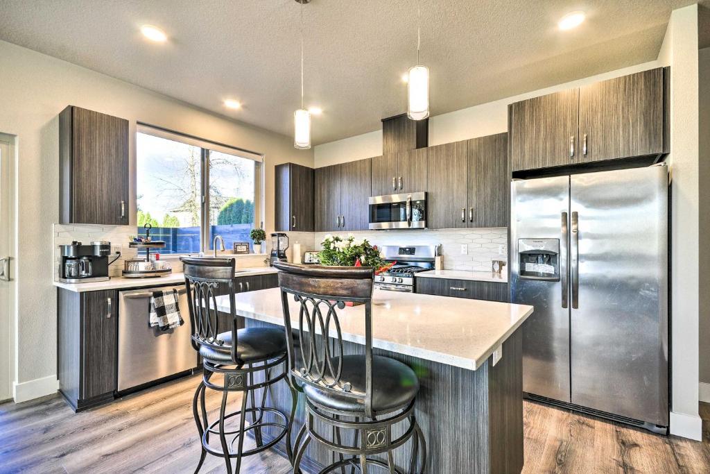 Modern Troutdale Townhome 15 Miles to Portland!, Troutdale Precios