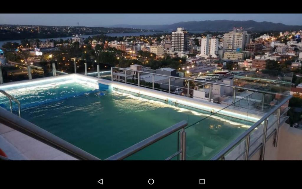 una gran piscina en la parte superior de un edificio en Torre del Lago en Villa Carlos Paz