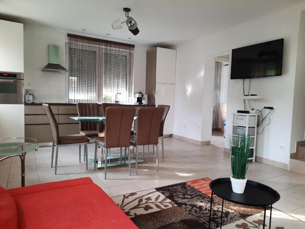 Televízia a/alebo spoločenská miestnosť v ubytovaní Balatinus Apartmanház