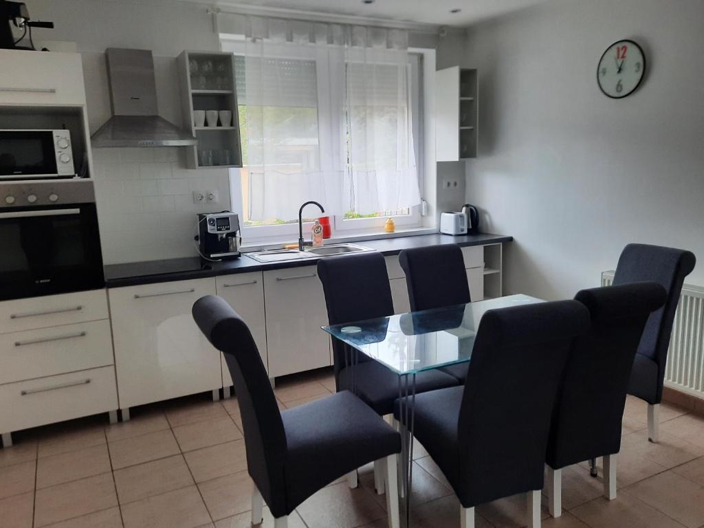 Kuchyňa alebo kuchynka v ubytovaní Balatinus Apartmanház