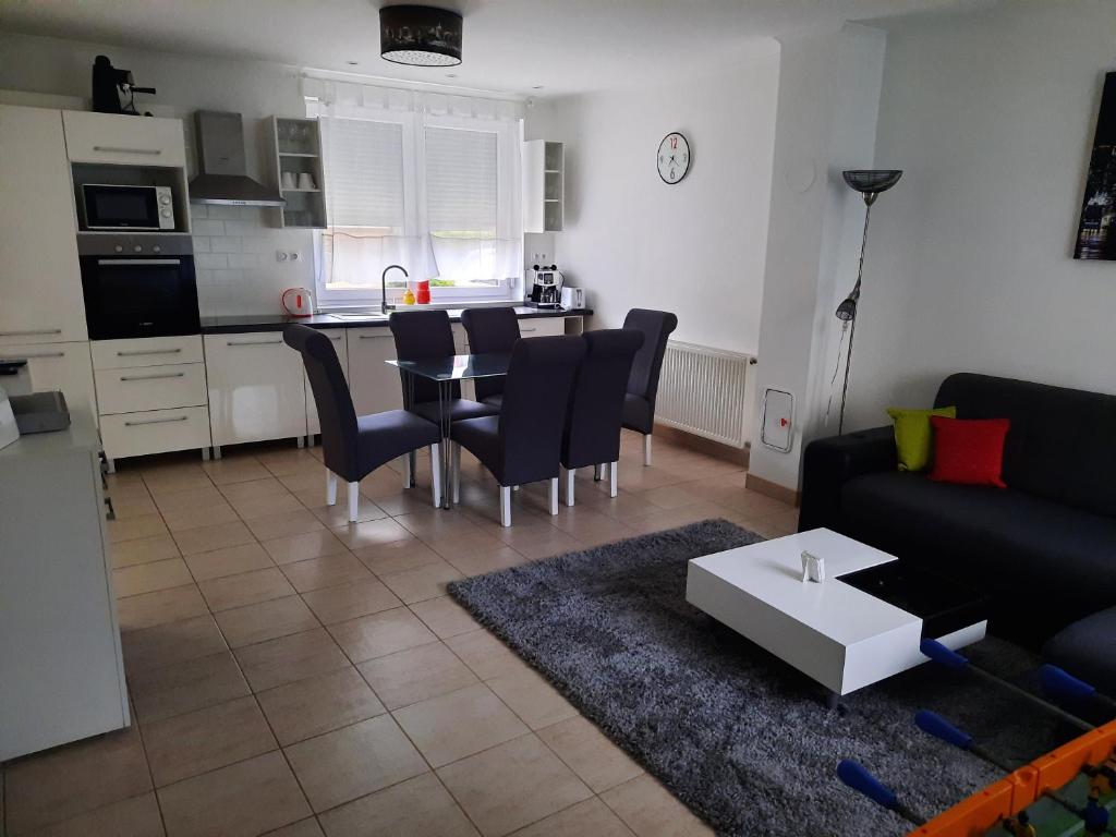 Kuchyňa alebo kuchynka v ubytovaní Balatinus Apartmanház