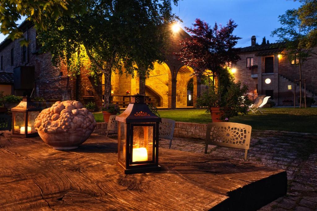 una lanterna seduta per terra in un giardino di notte di Fattoria Armena a Buonconvento