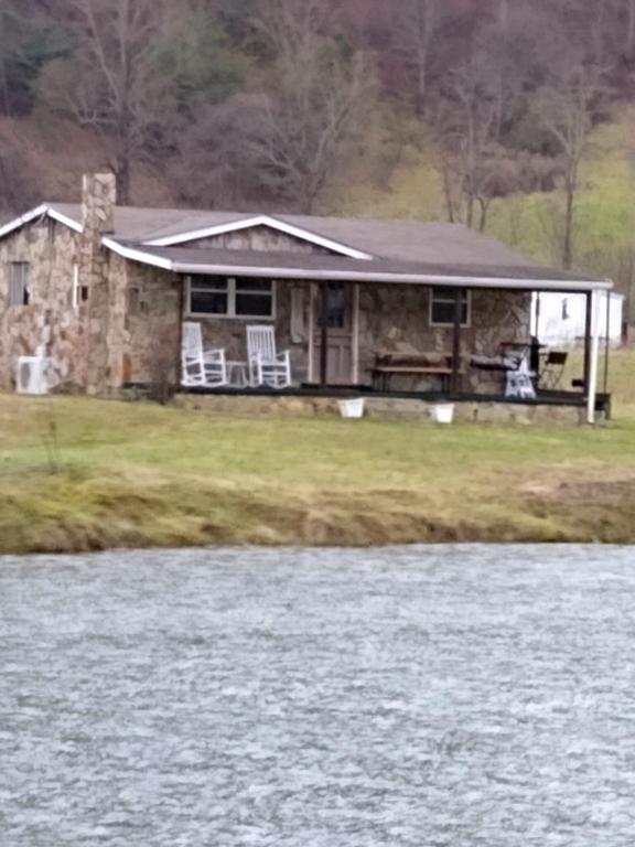 Pet friendly rustic cabin with views 26 min to downtown Asheville