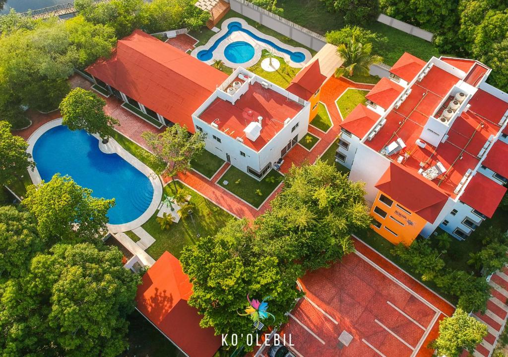 an overhead view of a house with a swimming pool at KO'OLEBIL in Boca del cielo